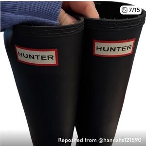 Hunter Black 8 mens/9 Women's Rain Boots in great condition too big so reposhing